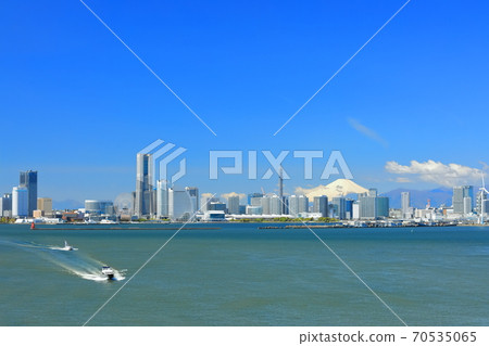 [Kanagawa Prefecture] Mt. Fuji and Yokohama Minatomirai, where building development is progressing 70535065