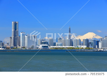 [Kanagawa Prefecture] Mt. Fuji and Yokohama Minatomirai, where building development is progressing 70535075