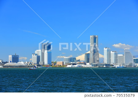[Kanagawa Prefecture] Mt. Fuji and Yokohama Minatomirai, where building development is progressing 70535079