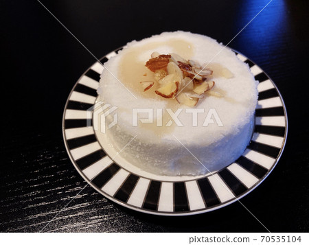 白色Seolgi年糕在條紋板上 白色Seolgi年糕在條紋板上 70535104