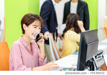 女僱員在辦公室做文書工作 女僱員在辦公室做文書工作 70536033