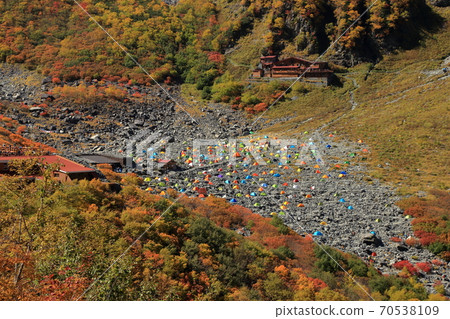 從全景拍攝路線拍攝的湯澤卡爾(Yuzawa Karl)秋葉的帳篷地(長野縣十月松本市) 從全景拍攝路線拍攝的湯澤卡爾(Yuzawa Karl)秋葉的帳篷地(長野縣十月松本市) 70538109