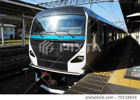 E257系列“ Dancer”在伊東站候車 70538658