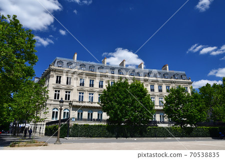 Building on Place Charles de Gaulle, Paris 70538835