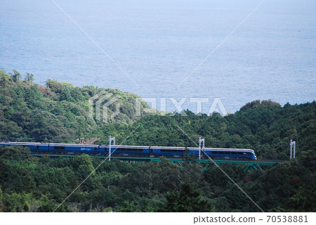 Limited express "Safir Odoriko" passing through the iron bridge of Kawana Limited express "Safir Odoriko" passing through the iron bridge of Kawana 70538881