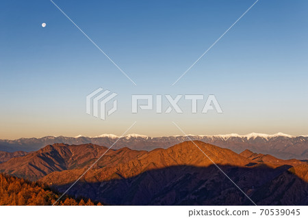 From Mitsutoge to the early morning Southern Alps and the full moon 70539045