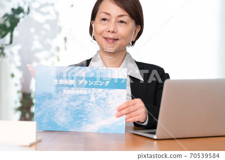 Business woman with mouse shield Business woman with mouse shield 70539584