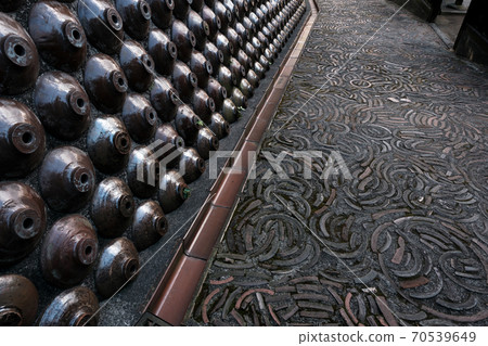 A slope decorated with Tokoname-yaki shochu bottles and pieces of pottery A slope decorated with Tokoname-yaki shochu bottles and pieces of pottery 70539649