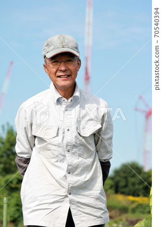 在外地工作的老人 70540394