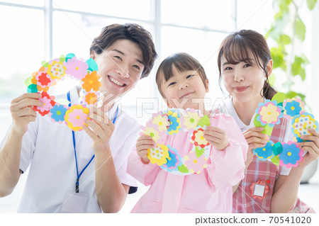 育兒圖片：女孩和托兒所老師 70541020