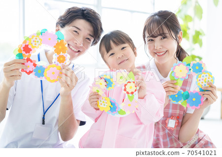 育兒圖片:女孩和托兒所老師 育兒圖片:女孩和托兒所老師 70541021