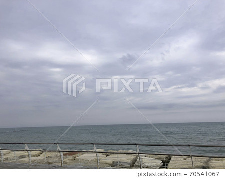 雨後的大海和天空在從意大利佩薩羅海岸的亞得里亞海 雨後的大海和天空在從意大利佩薩羅海岸的亞得里亞海 70541067