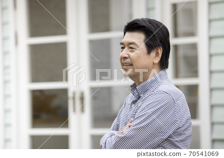老人看著他的孫子用溫暖的眼睛 老人看著他的孫子用溫暖的眼睛 70541069