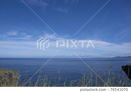 沖繩蔚藍的大海和天空,with滿了萬座頭髮,被廣闊的大海和天空所治愈 沖繩蔚藍的大海和天空,with滿了萬座頭髮,被廣闊的大海和天空所治愈 70541070