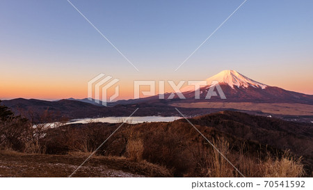 從石原山的山頂看到的黎明的富士山(冬季) 從石原山的山頂看到的黎明的富士山(冬季) 70541592