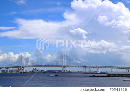 湧入的入口雲和橫濱灣大橋 湧入的入口雲和橫濱灣大橋 70541816