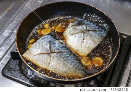 Boiled mackerel (during cooking) 70542228