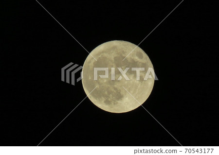 Mid-autumn moon: Moon age 13.7 (mid-tide): From the Yodogawa embankment in Osaka Prefecture Mid-autumn moon: Moon age 13.7 (mid-tide): From the Yodogawa embankment in Osaka Prefecture 70543177