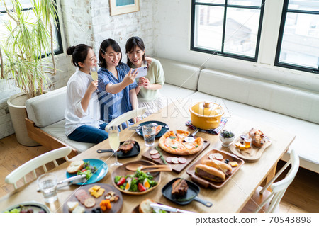 一個女人享受吃飯和聊天 70543898