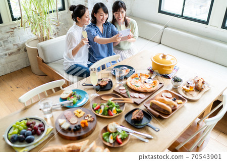 一個女人享受吃飯和聊天 70543901