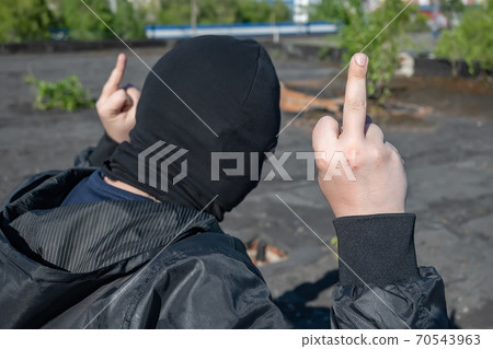 bandit turns himself in to the police and gives a thumbs up 70543963