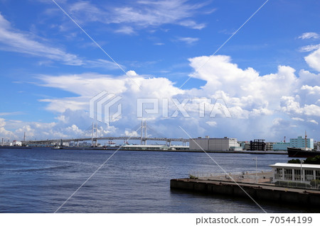 湧入的入口雲和橫濱灣大橋 湧入的入口雲和橫濱灣大橋 70544199