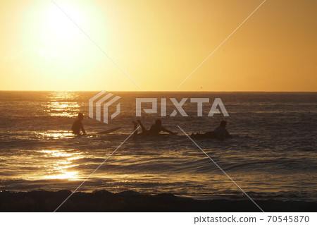 南房總千倉海灘黎明海上日出衝浪者 70545870