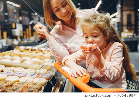 The family buys groceries at the supermarket 70545994