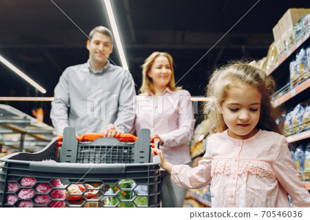 The family buys groceries at the supermarket The family buys groceries at the supermarket 70546036
