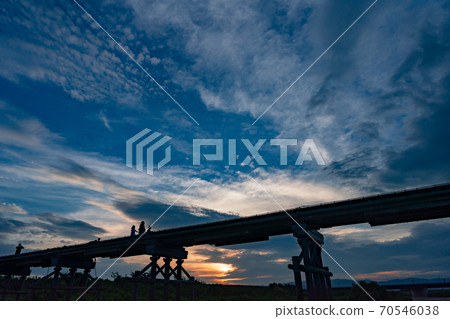 Shooting flow bridge of Shimotsuya in Yahata City, Kyoto Prefecture Shooting flow bridge of Shimotsuya in Yahata City, Kyoto Prefecture 70546038