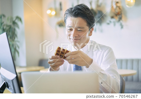 商務中年男人吃糖果 商務中年男人吃糖果 70546267