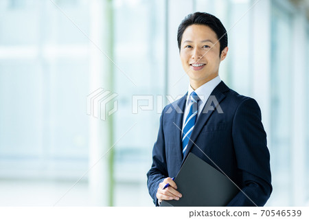 Business image of men in their 30s Business image of men in their 30s 70546539