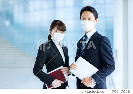 Image of a businessman wearing a mask 70547068