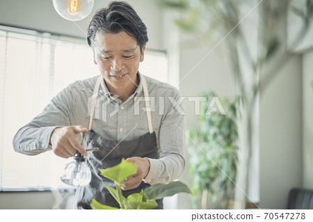 Florist man 70547278