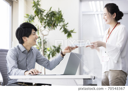 商人辦公室工作現場 70548367