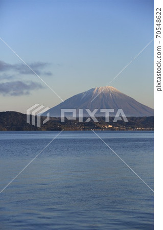 Lake Toya and Mt. Yotei in the early morning 70548622