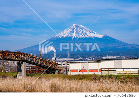 (靜岡縣)從富士市的工廠區看富士山 (靜岡縣)從富士市的工廠區看富士山 70548686