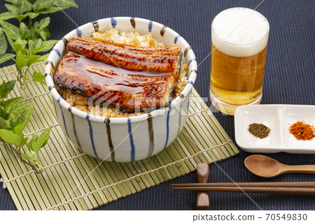 Unadon and beer placed on a bamboo mat 70549830