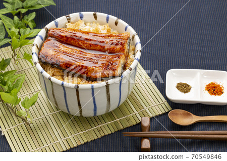 Eel bowl placed on a bamboo mat 70549846