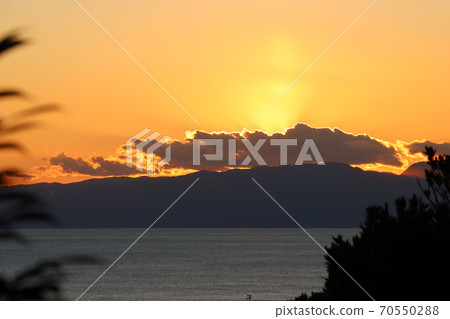 Watch the sunset over the Izu Peninsula from a hill Watch the sunset over the Izu Peninsula from a hill 70550288