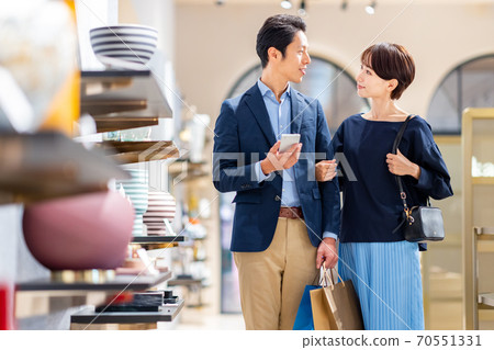 Shopping couple shooting cooperation: g GIFT AND LIFE STYLE Shopping couple shooting cooperation: g GIFT AND LIFE STYLE 70551331