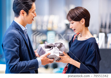 Shopping couple shooting cooperation: g GIFT AND LIFE STYLE Shopping couple shooting cooperation: g GIFT AND LIFE STYLE 70551342