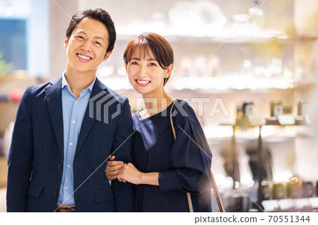 Shopping couple shooting cooperation: g GIFT AND LIFE STYLE Shopping couple shooting cooperation: g GIFT AND LIFE STYLE 70551344