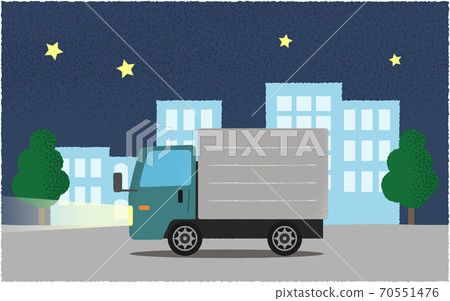 矢量圖的一輛綠色的卡車,晚上在燈火通明的城市道路上行駛 矢量圖的一輛綠色的卡車,晚上在燈火通明的城市道路上行駛 70551476