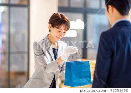 女店員移交紙袋照片合作：g禮品和生活風格 70551668