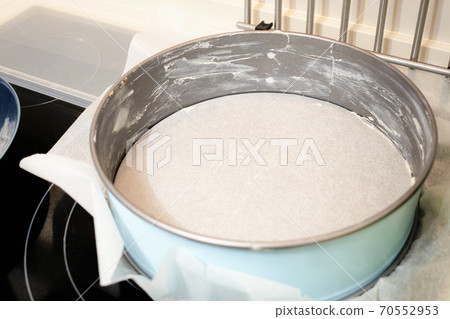 Sponge cake mold prepared to add the dough and place it in the oven Sponge cake mold prepared to add the dough and place it in the oven 70552953