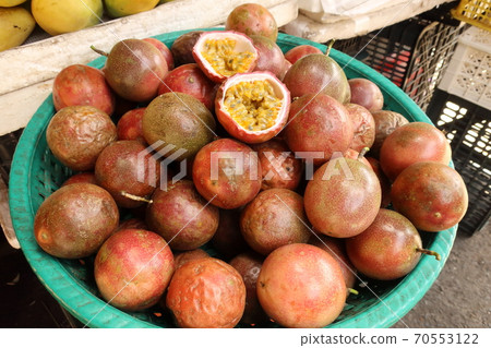 惠安，越南中部的旅遊勝地，在會安市場上的百香果 70553122