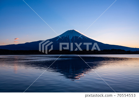 （靜岡縣）Lake Tanuki，富士山花粉光環的黎明 70554553