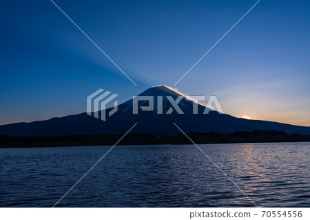（靜岡縣）Lake Tanuki，富士山花粉光環的黎明 70554556