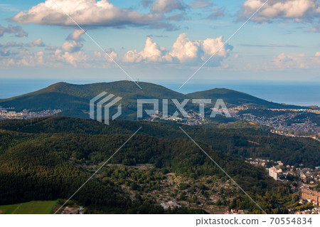 從天狗山觀景台看到的山，以及石狩灣和背後的藍天 70554834